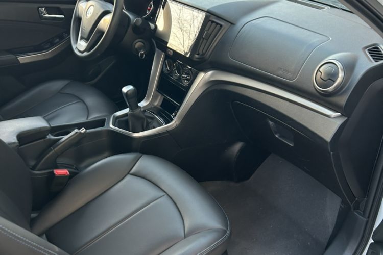 Used Venucia T70 2016 1.6L Manual Ruixing Edition Interior 4