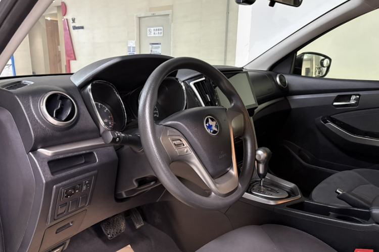 Used Venucia T70 2016 2.0L CVT Smart Choice Edition Interior 6