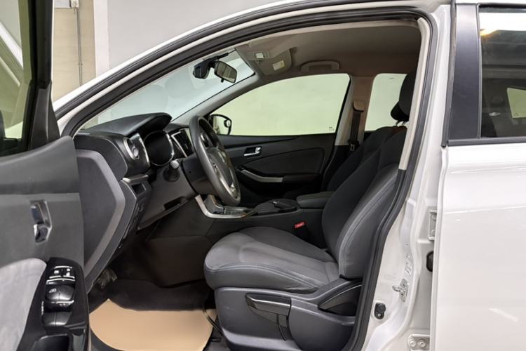 Used Venucia T70 2016 2.0L CVT Smart Choice Edition Interior 7