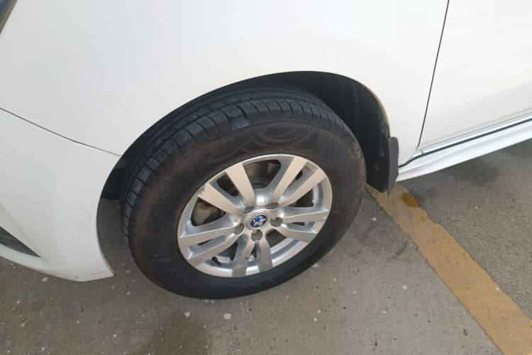Used Venucia T70 2016 2.0L CVT Smart Edition Left Front Wheel Hub