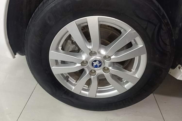 Used Venucia T70 2016 2.0L CVT Smart Choice Edition Left Front Wheel Hub