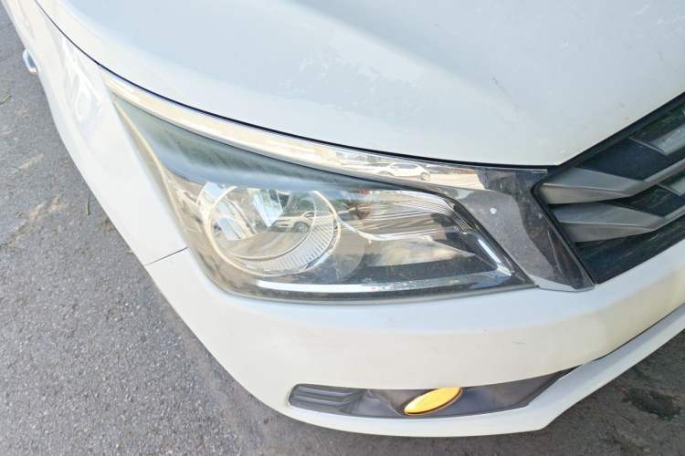Used Venucia T70 2016 2.0L CVT Smart Choice Edition Right Front Headlight
