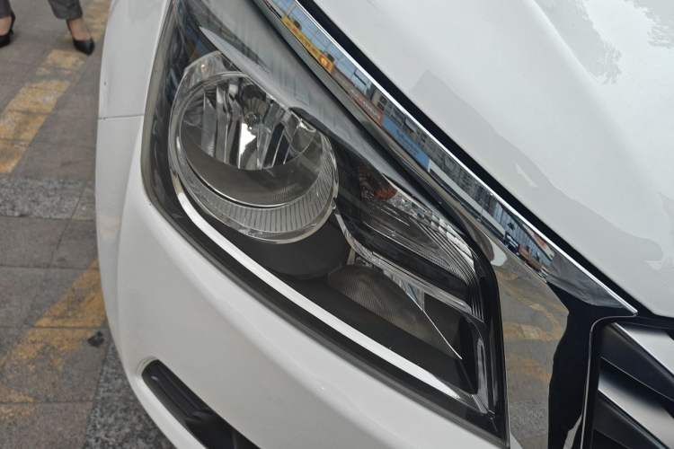 Used Venucia T70 2016 2.0L CVT Smart Choice Edition Right Front Headlight