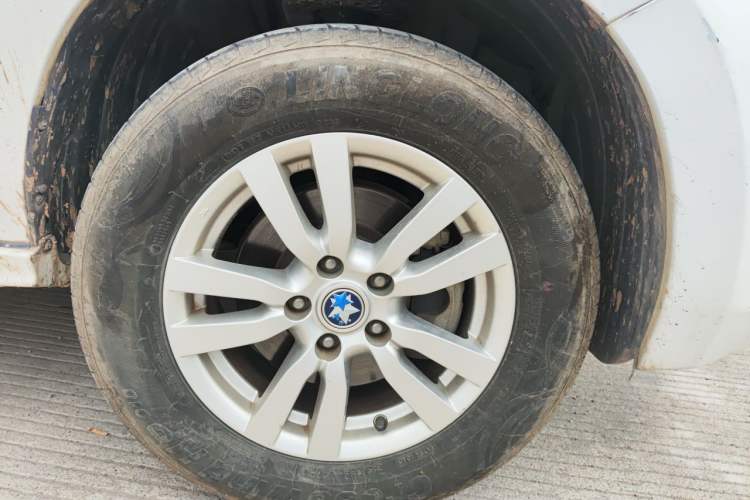 Used Venucia T70 2016 2.0L CVT Smart Choice Edition Right Front Wheel Hub