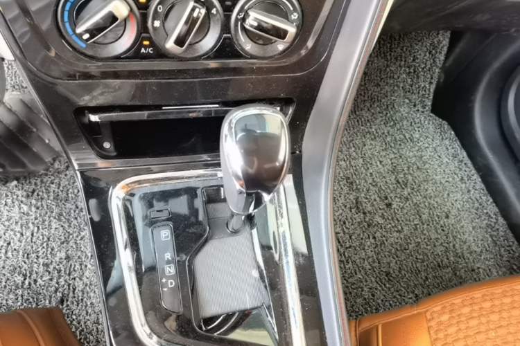 Used Venucia T70 2018 2.0L CVT Smart Edition Gear Lever