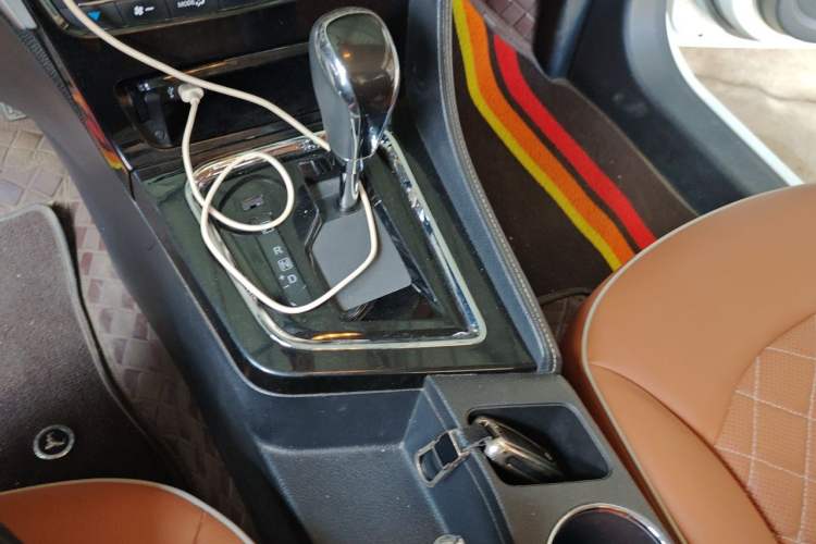 Used Venucia T70 2018 2.0L CVT Smart Enjoyment Sport Edition Gear Lever