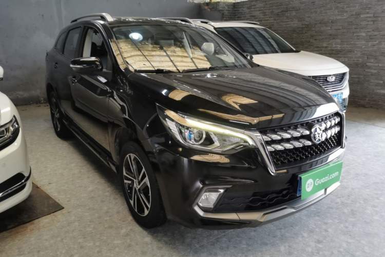 Used Venucia T70 2019 2.0L CVT Enjoy Edition China VI Standard Front Right 45 Deg