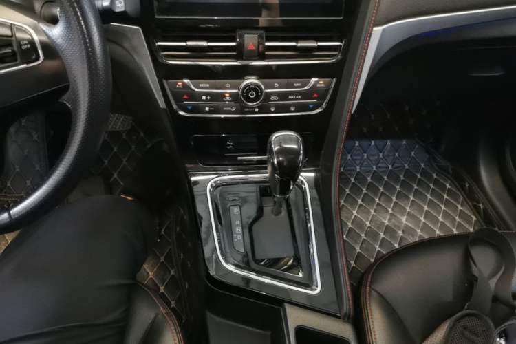 Used Venucia T70 2019 2.0L CVT Enjoy Edition China VI Standard Gear Lever