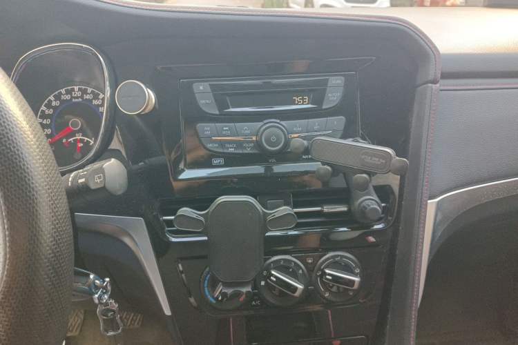 Used Venucia T70 2019 1.6L Manual Classic Edition Audio And AC Panel