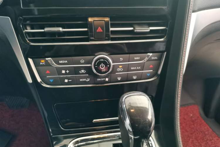 Used Venucia T70 2019 2.0L CVT Enjoy Edition China VI Standard Audio And AC Panel