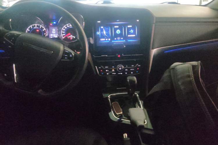 Used Venucia T70 2019 2.0L CVT Enjoy Edition China VI Standard Center Console