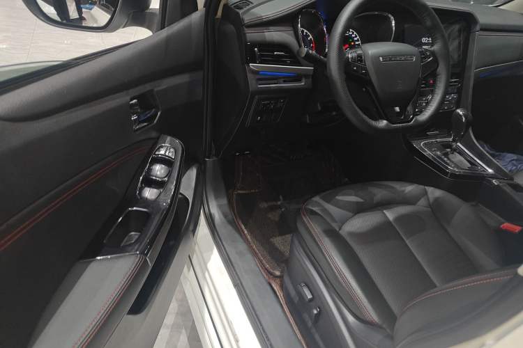 Used Venucia T70 2019 2.0L CVT Enjoy Edition China V Standard Driver Seat
