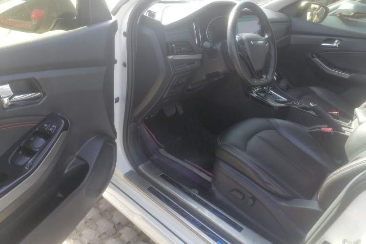 Used Venucia T70 2019 2.0L CVT Enjoy Edition China VI Standard Driver Seat