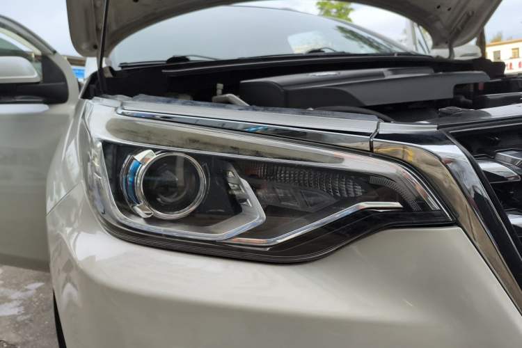 Used Venucia T70 2019 2.0L CVT Enjoy Edition China VI Standard Right Front Headlight