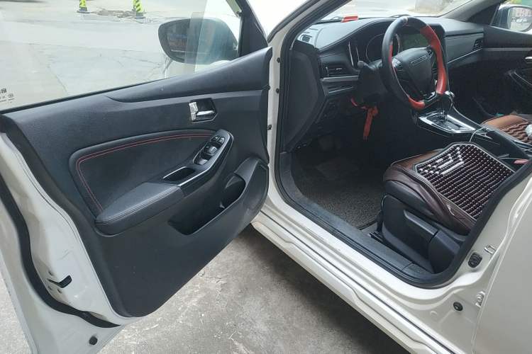 Used Venucia T70 2020 2.0L CVT Luxury Edition China VI Standard Driver Seat