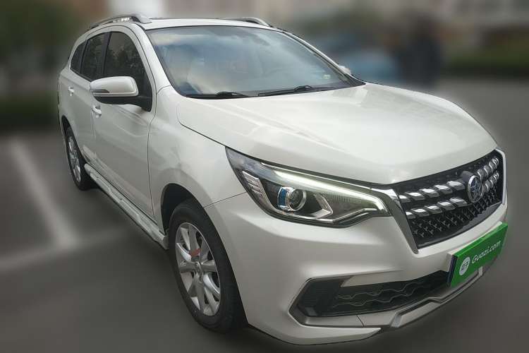Used Venucia T70 2020 2.0L CVT Luxury Edition China VI Standard Front Right 45 Deg