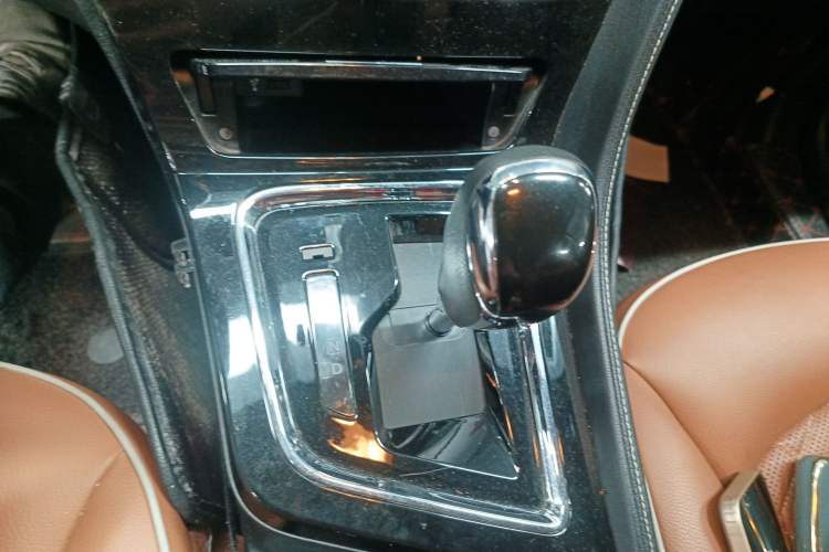 Used Venucia T70 2020 2.0L CVT Jingyue Sport Edition China VI Gear Lever