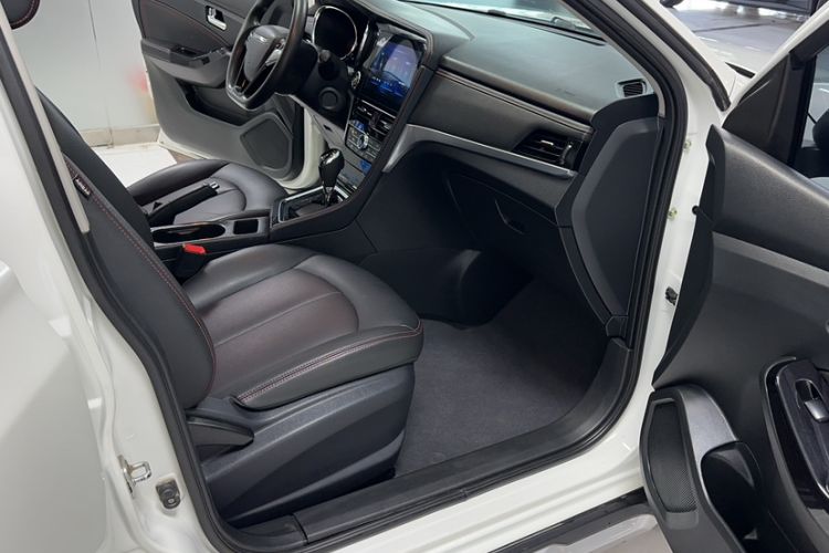 Used Venucia T70 2020 2.0L CVT Elite Edition China VI Standard Interior 9