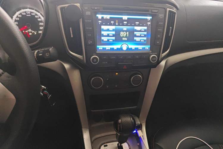Used Venucia T70X 2015 2.0L CVT SmartFun Sport Edition Audio And AC Panel