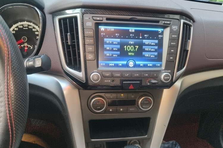Used Venucia T70X 2015 2.0L CVT SmartFun Sport Edition Audio And AC Panel