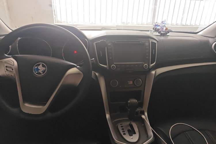 Used Venucia T70X 2015 2.0L CVT SmartFun Sport Edition Center Console