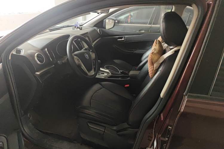 Used Venucia T70X 2015 2.0L CVT SmartFun Sport Edition Driver Seat