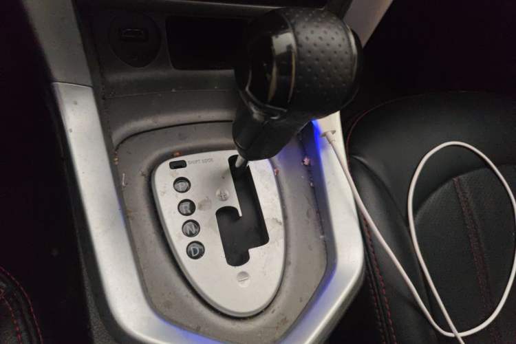 Used Venucia T70X 2015 2.0L CVT SmartFun Sport Edition Gear Lever