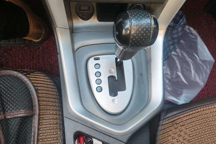 Used Venucia T70X 2015 2.0L CVT SmartFun Sport Edition Gear Lever
