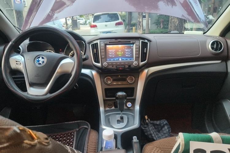 Used Venucia T70X 2015 2.0L CVT SmartFun Sport Edition Interior 2