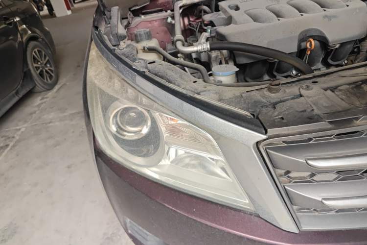 Used Venucia T70X 2015 2.0L CVT SmartFun Sport Edition Right Front Headlight