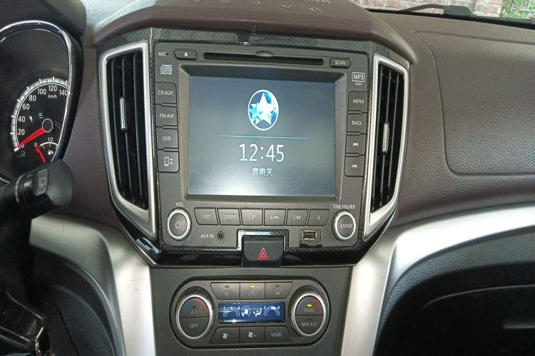 Used Venucia T70X 2015 2.0L CVT SmartFun Sport Edition Audio And AC Panel