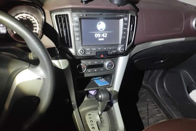 Used Venucia T70X 2015 2.0L CVT SmartFun Sport Edition Audio And AC Panel