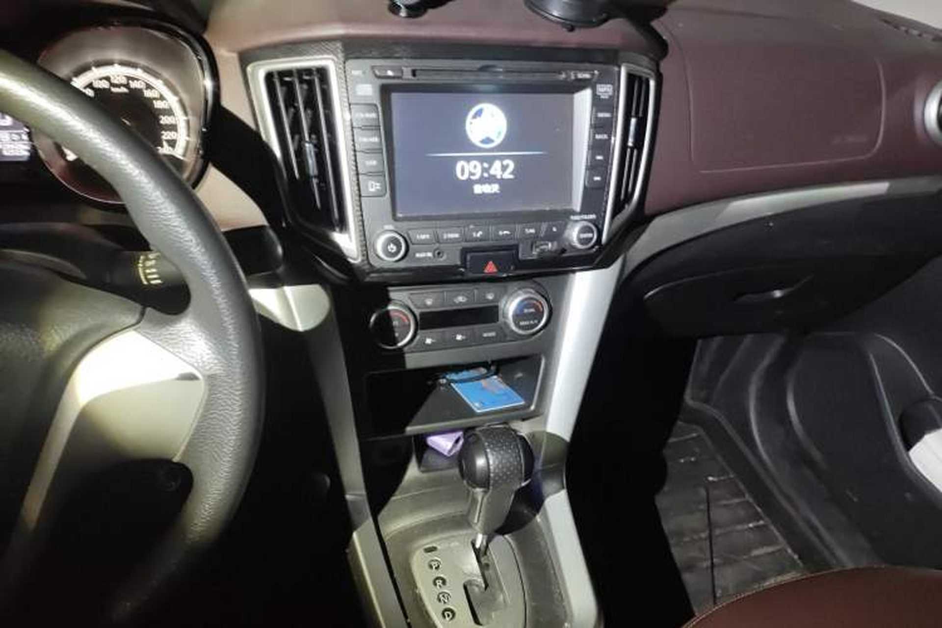 Used Venucia T70X 2015 2.0L CVT SmartFun Sport Edition Audio And AC Panel