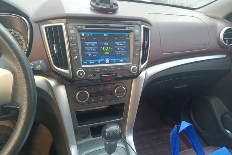 Used Venucia T70X 2015 2.0L CVT SmartFun Sport Edition Audio And AC Panel