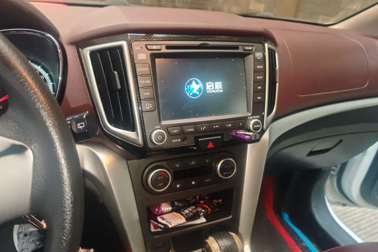 Used Venucia T70X 2015 2.0L CVT SmartFun Sport Edition Audio And AC Panel