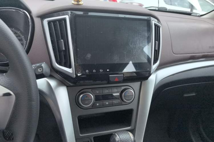 Used Venucia T70X 2015 2.0L CVT SmartFun Sport Edition Audio And AC Panel