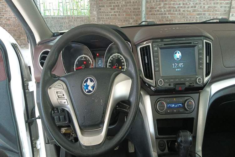 Used Venucia T70X 2015 2.0L CVT SmartFun Sport Edition Center Console