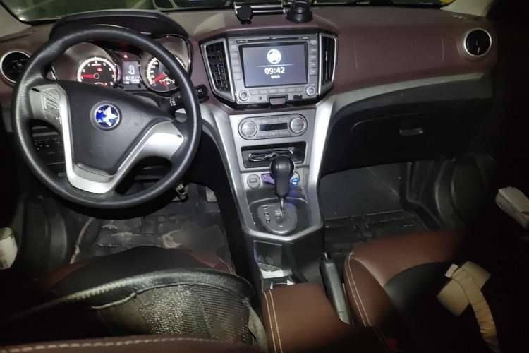 Used Venucia T70X 2015 2.0L CVT SmartFun Sport Edition Center Console