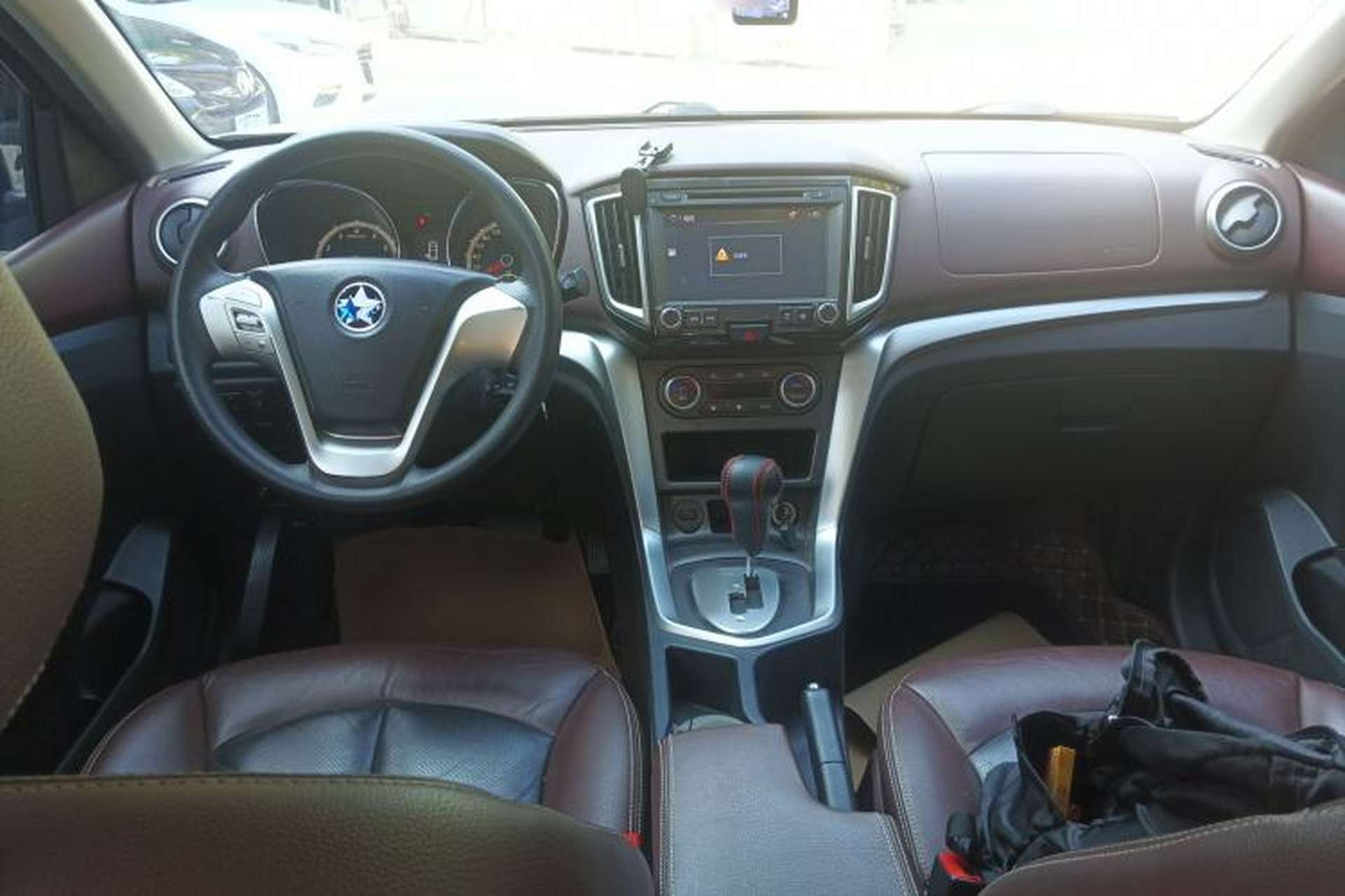 Used Venucia T70X 2015 2.0L CVT SmartFun Sport Edition Center Console
