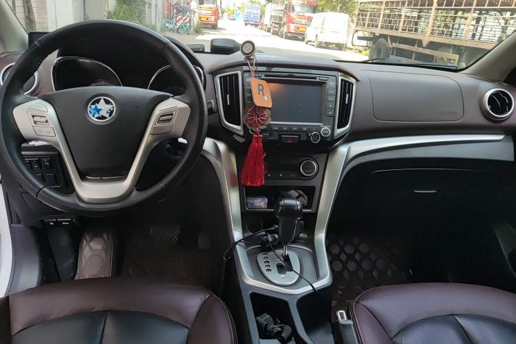 Used Venucia T70X 2015 2.0L CVT Smart Enjoyment Sport Edition Center Console