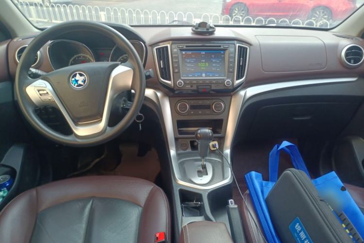 Used Venucia T70X 2015 2.0L CVT SmartFun Sport Edition Center Console