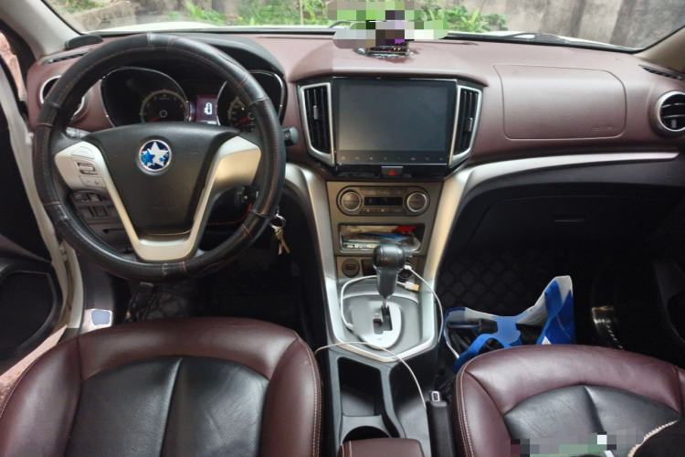 Used Venucia T70X 2015 2.0L CVT SmartFun Sport Edition Center Console
