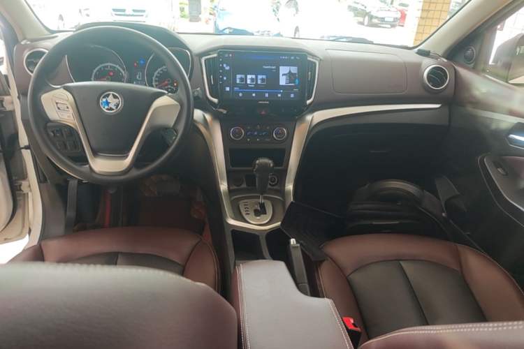 Used Venucia T70X 2015 2.0L CVT SmartFun Sport Edition Center Console