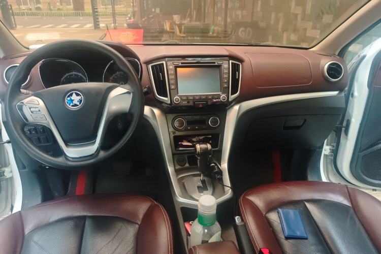 Used Venucia T70X 2015 2.0L CVT SmartFun Sport Edition Center Console