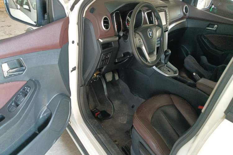 Used Venucia T70X 2015 2.0L CVT SmartFun Sport Edition Driver Seat