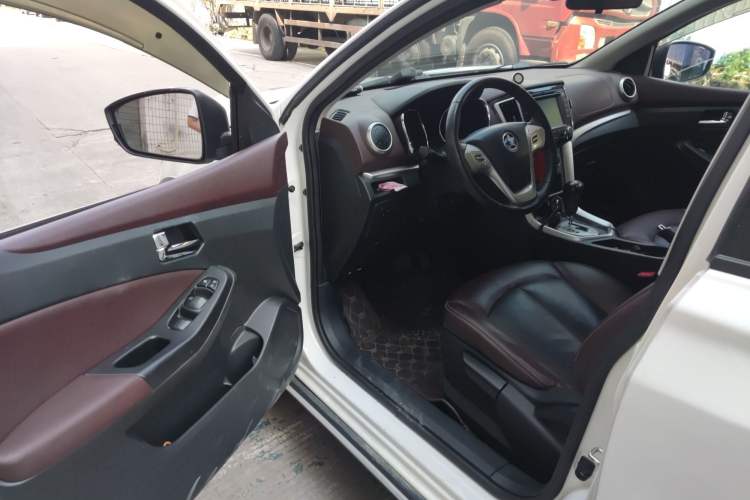 Used Venucia T70X 2015 2.0L CVT Smart Enjoyment Sport Edition Driver Seat