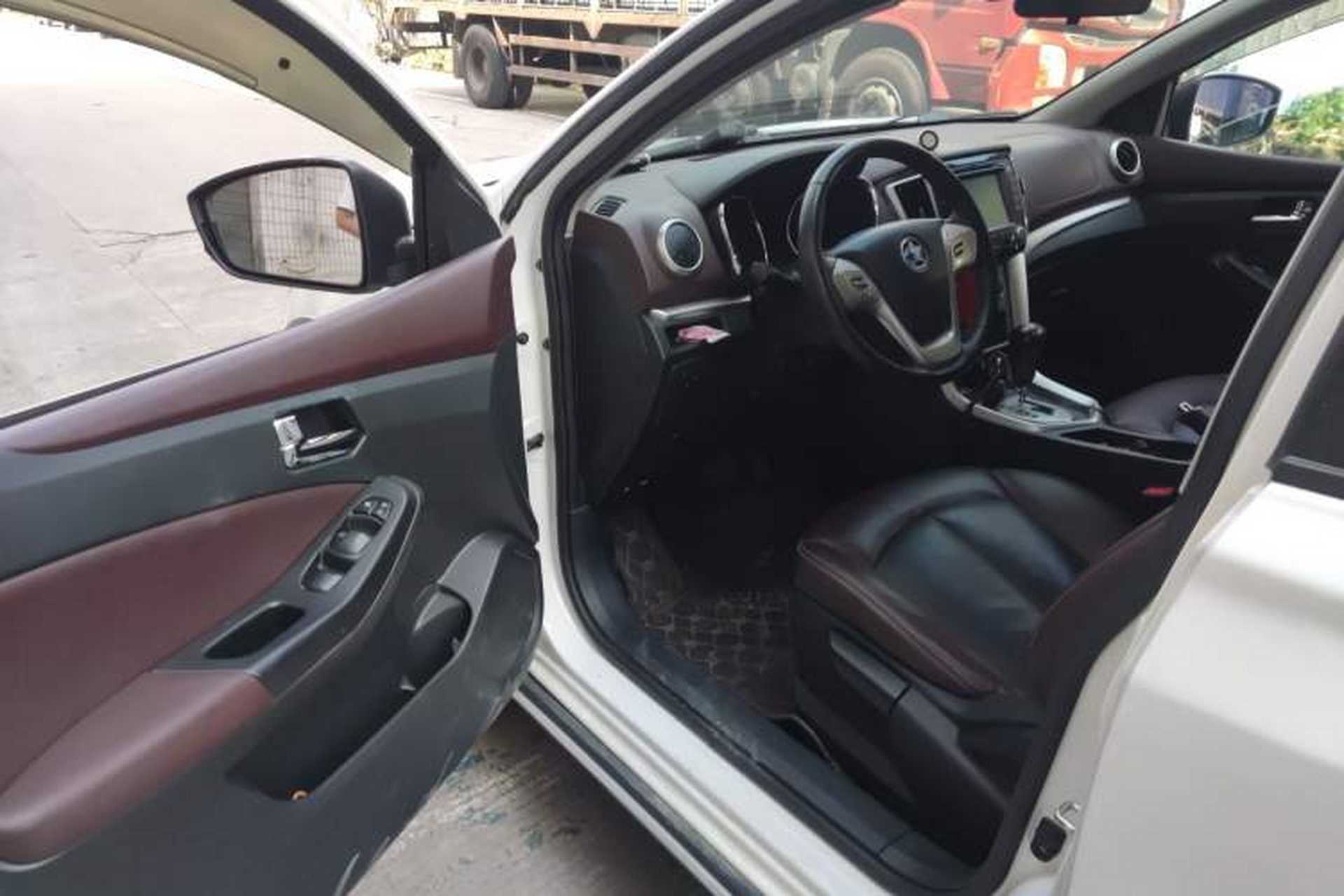 Used Venucia T70X 2015 2.0L CVT Smart Enjoyment Sport Edition Driver Seat