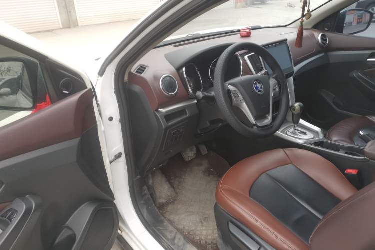 Used Venucia T70X 2015 2.0L CVT Smart Enjoyment Sport Edition Driver Seat