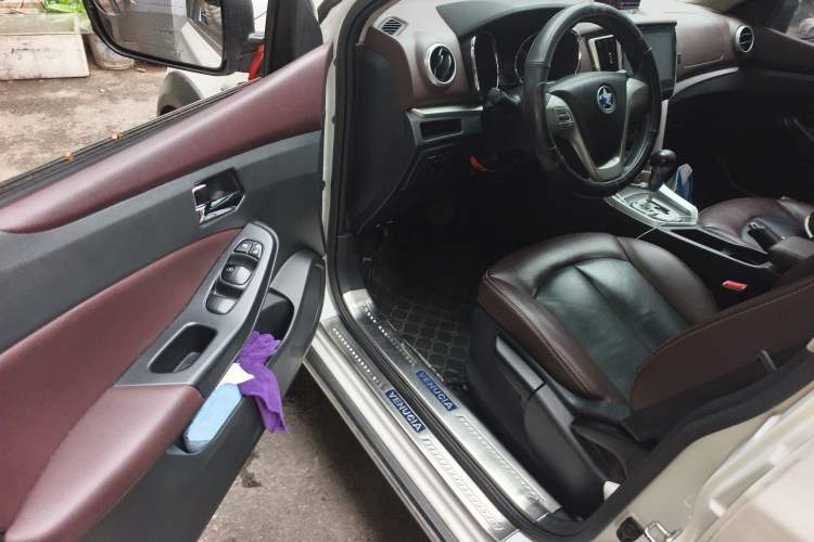 Used Venucia T70X 2015 2.0L CVT SmartFun Sport Edition Driver Seat