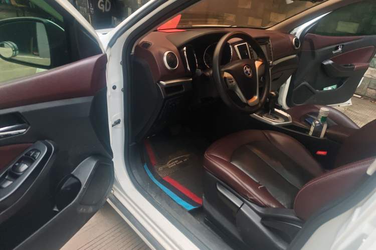 Used Venucia T70X 2015 2.0L CVT SmartFun Sport Edition Driver Seat